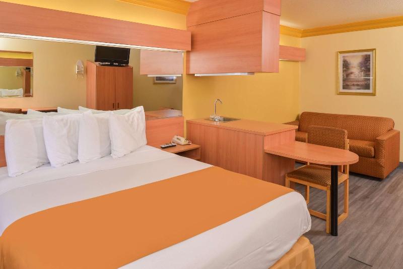 H3 Inn & Suites LAX Airport - photo 8