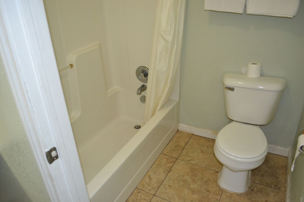 Lake Country Motel - photo 21