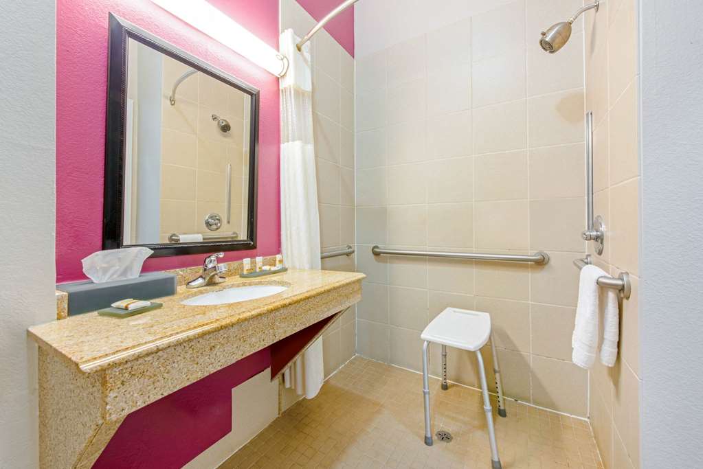 La Quinta Inn & Suites by Wyndham Winnie - photo 16