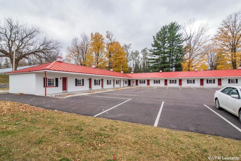 Econo Lodge St Albans - photo 3