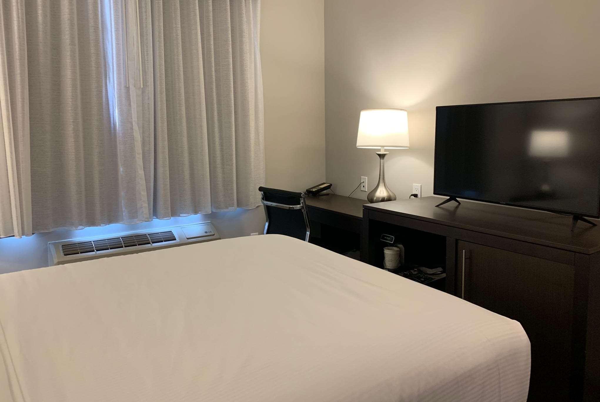 Wingate by Wyndham JFK Airport Far Rockaway - photo 2