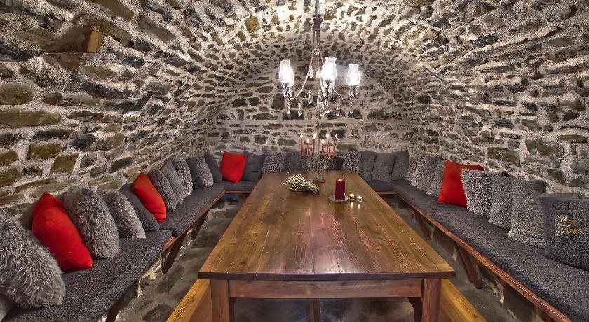 Papigo Towers - carbon neutral hotel in Konitsa