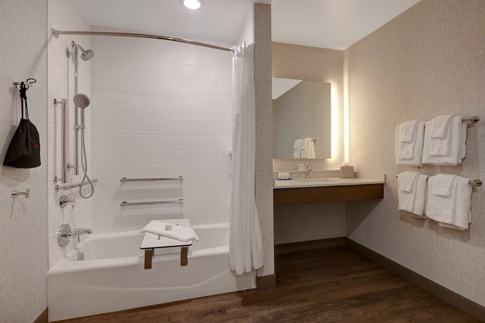 Holiday Inn Express & Suites Detroit Dearborn by IHG - photo 42