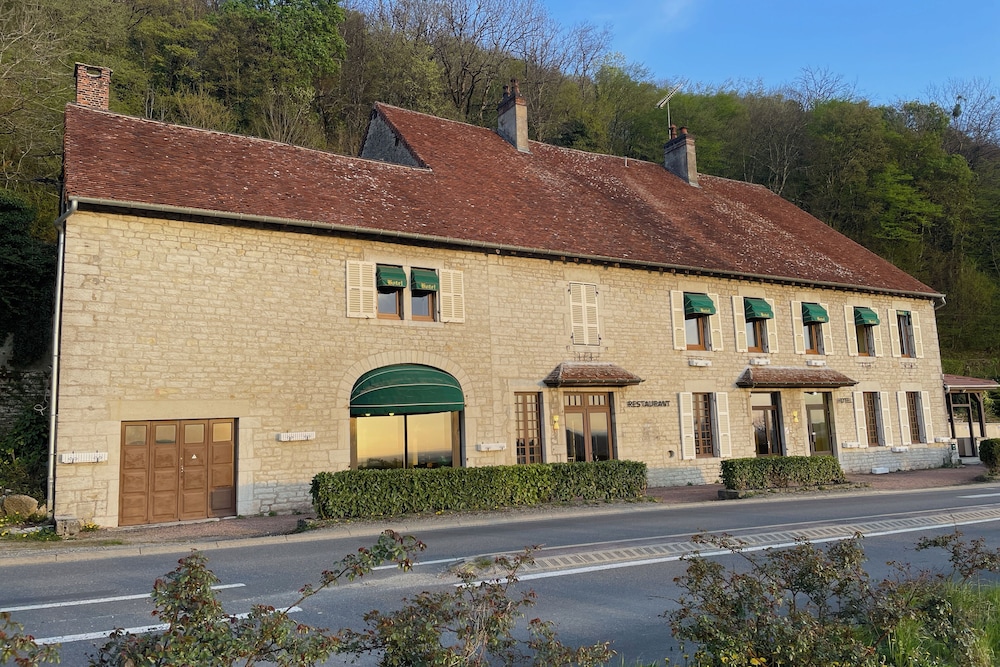 Logis Hostellerie Des Monts Jura — Lons Le Saunier