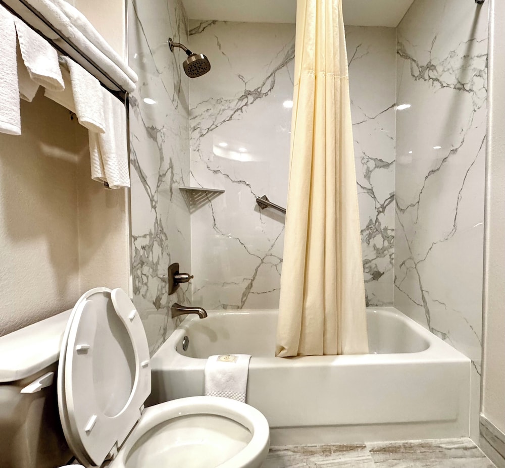 Quality Inn Cleveland North - photo 29