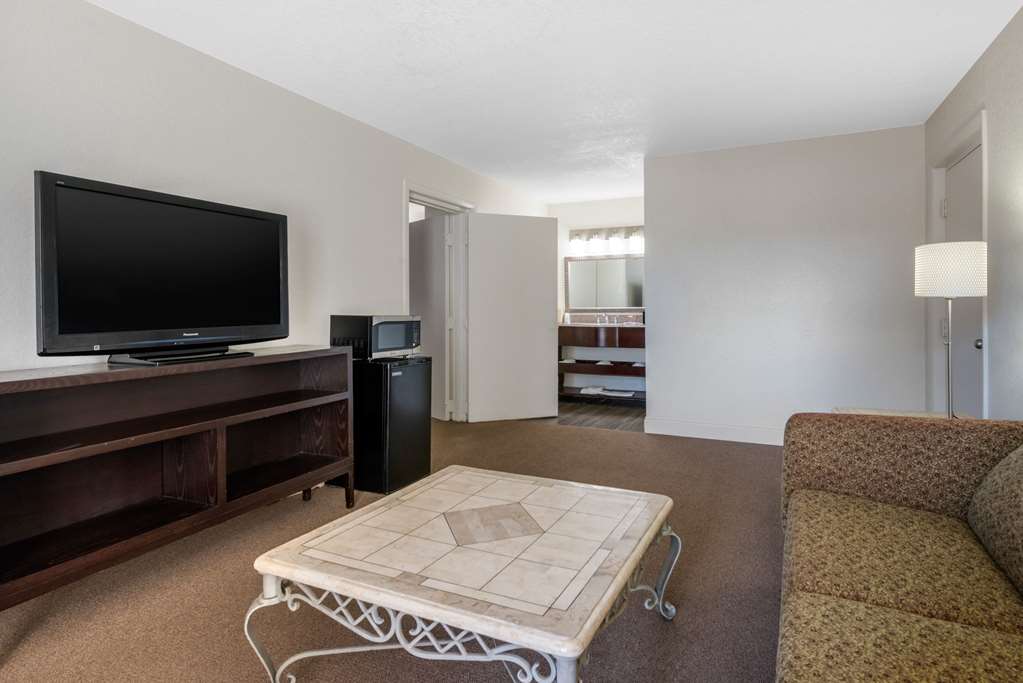 Econo Lodge Airport at RJ Stadium - photo 25