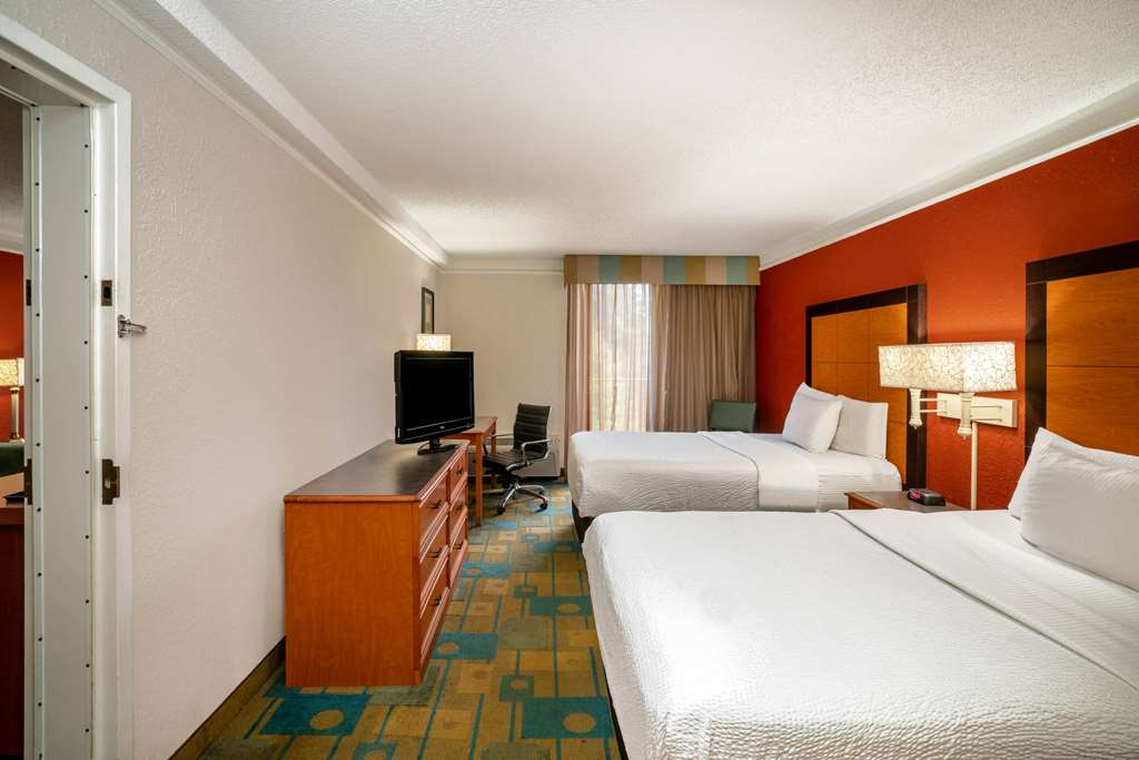La Quinta Inn & Suites by Wyndham Nashville Airport Opryland - photo 48