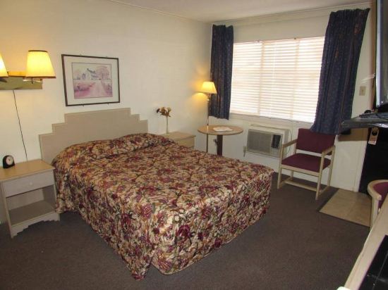 Royal Host Motel - photo 18