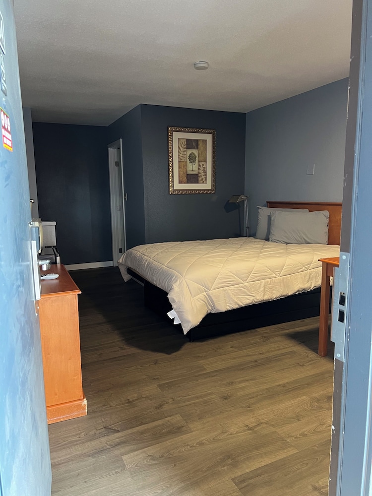 Oasis Inn & Suites - photo 21