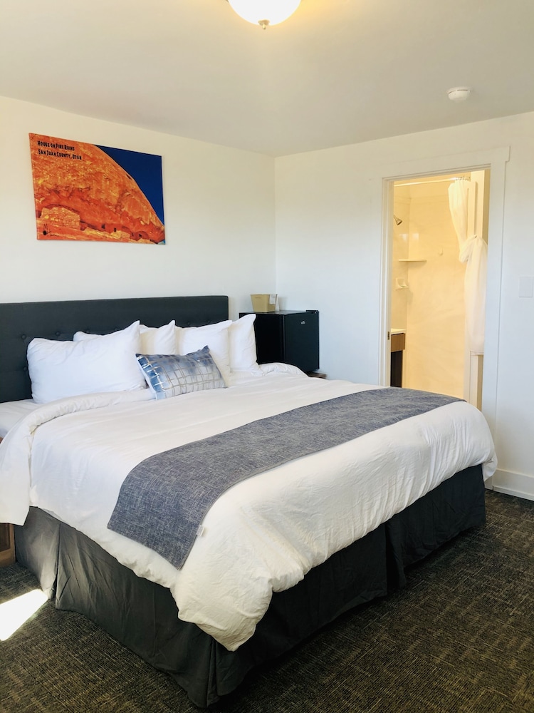 Blue Sage Inn & Suites - photo 16