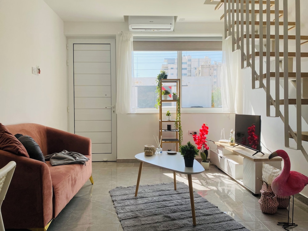 Pink Flamingo 1 Br Apartment in Larnaca