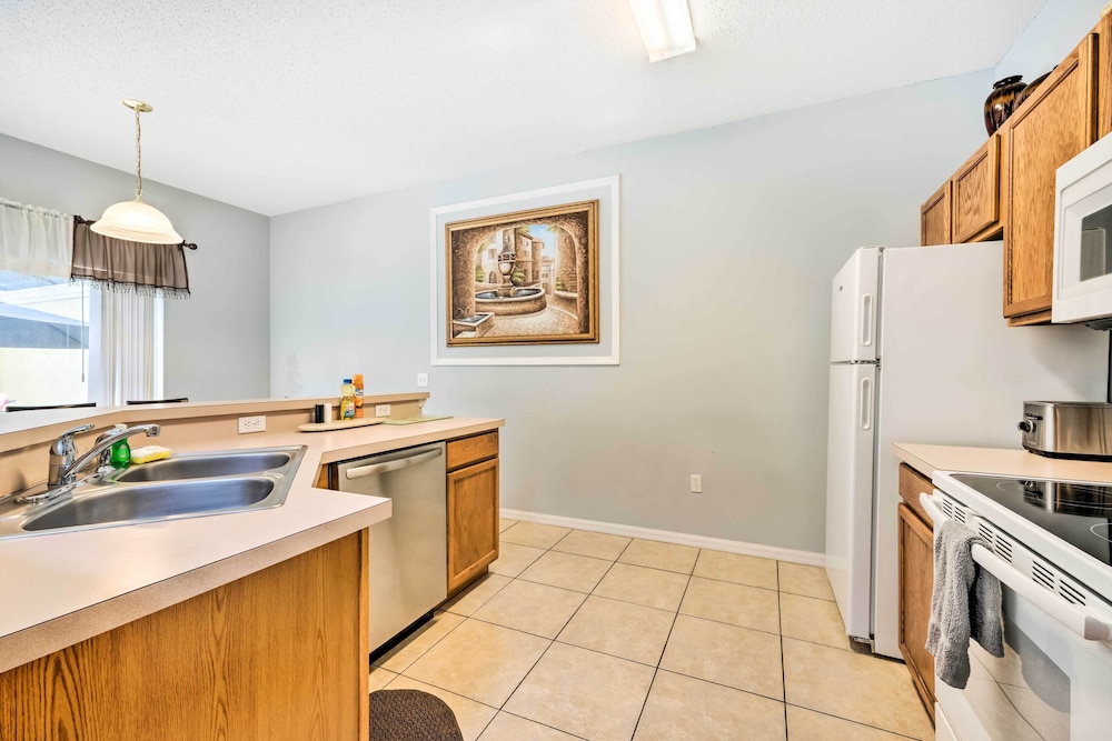 Kissimmee Resort Townhome w Pool 7 Mi to Disney - photo 16