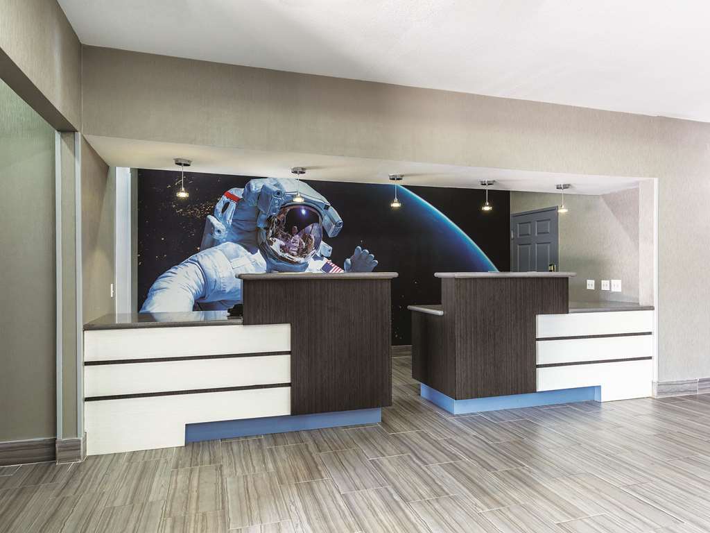 La Quinta Inn & Suites by Wyndham Houston Clear Lake NASA - photo 4