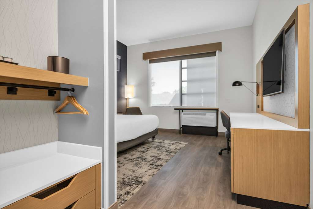 La Quinta Inn & Suites by Wyndham San Jose Airport Downtown - photo 49