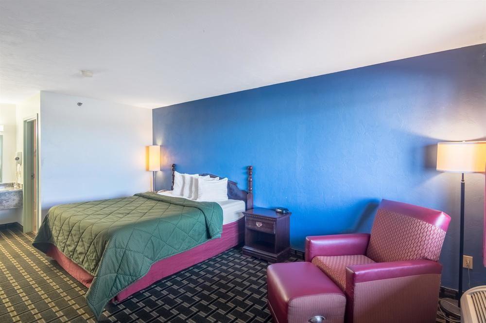 Premier Inn & Suites - photo 9