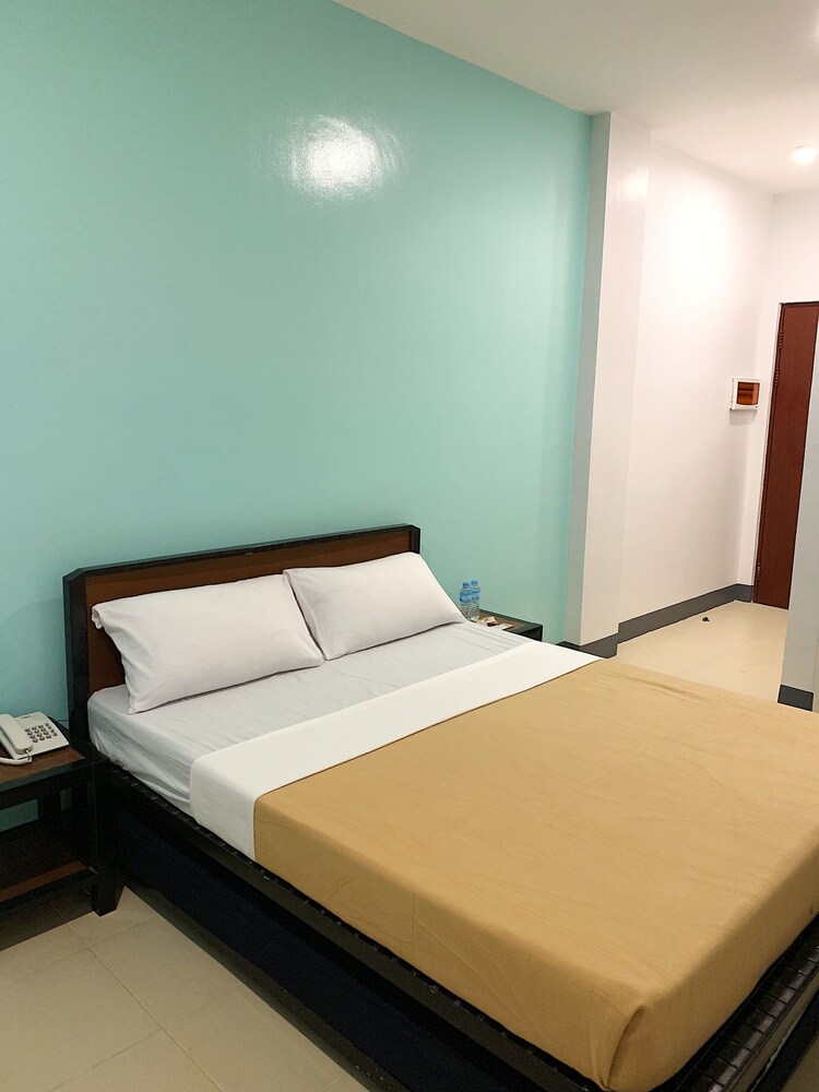 Apo Reef Travellers Hotel — hotel in Sablayan