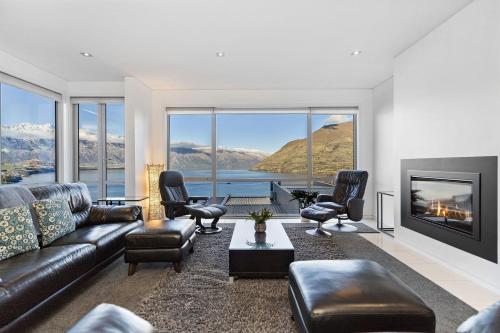 Ataahua Lake and Mountain Views with a Hot Tub in Queenstown, New Zealand