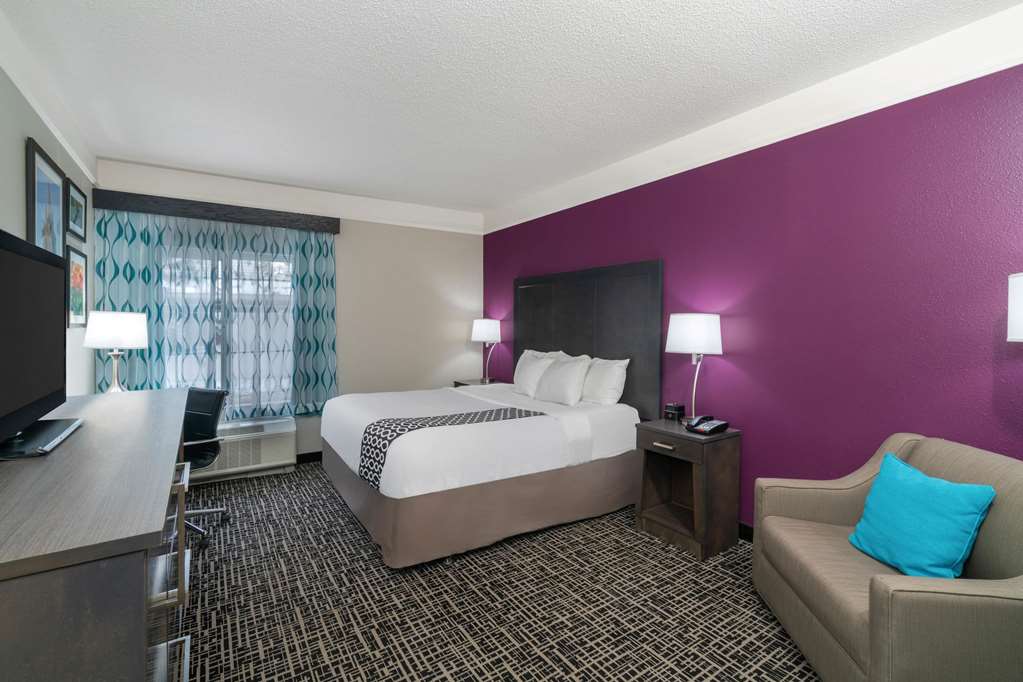 La Quinta Inn & Suites by Wyndham Latham Albany Airport - photo 16