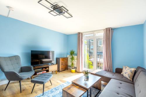 magnificent 3BR Apt with Balcony — 4-Star Luxury Hotel in London, United Kingdom