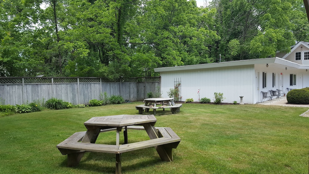 Captain's Quarters Motel - photo 47
