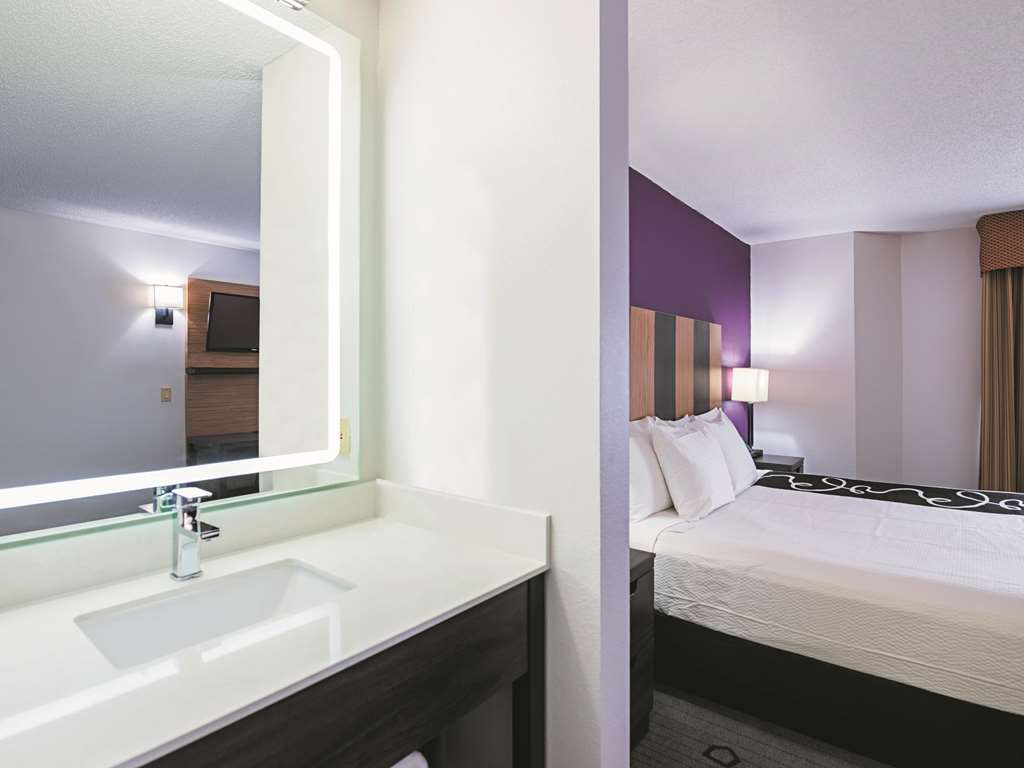 La Quinta Inn & Suites by Wyndham Minneapolis Northwest - photo 8