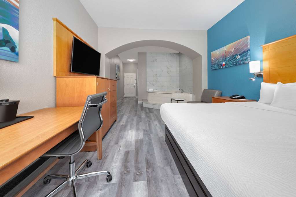 La Quinta Inn & Suites by Wyndham Alvarado - photo 32