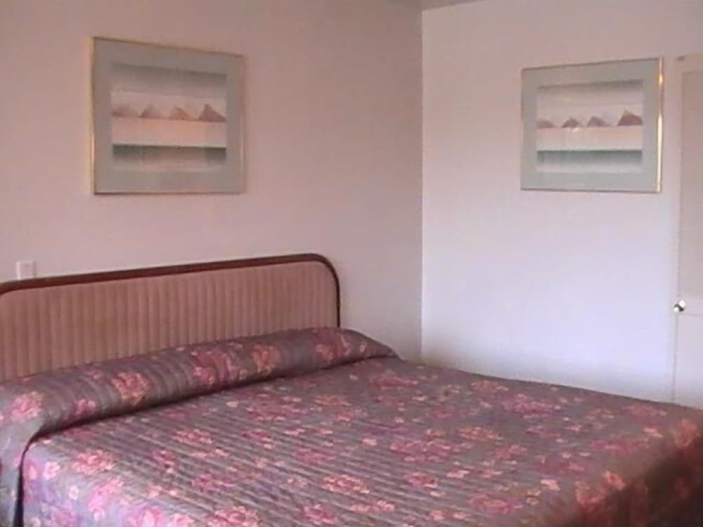 Hometown Inn Galion - photo 13