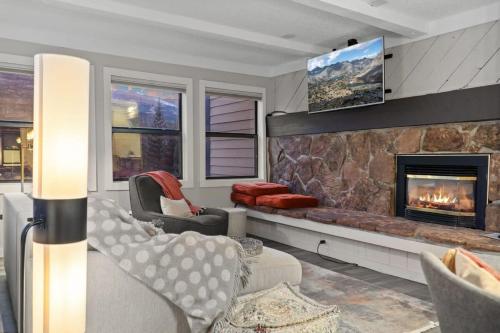 Chic 2BDR Downtown Condo Walk Everywhere — 4-Star Luxury Hotel in Breckenridge, United States