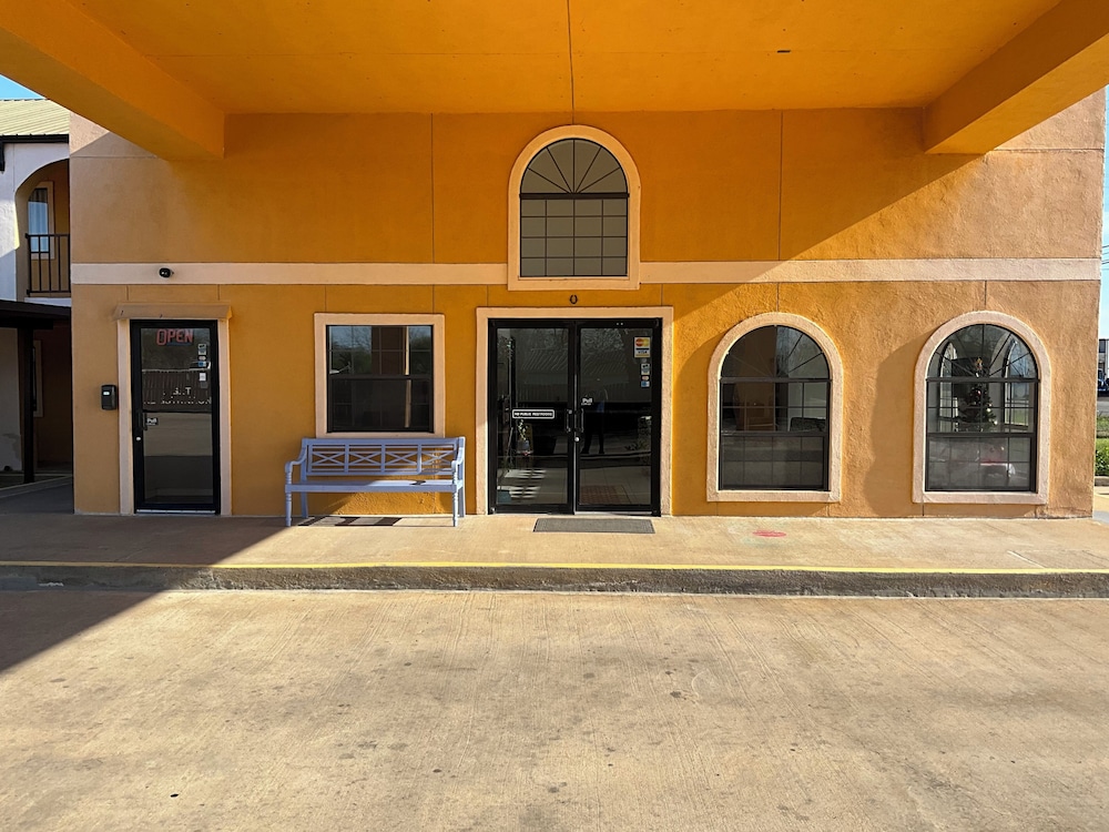 Executive Inn & Suites - photo 42