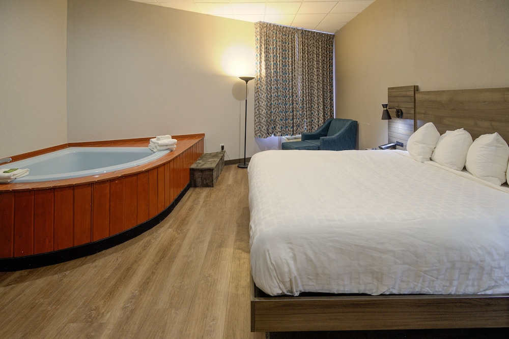 Clarion Pointe Downtown Gatlinburg - photo 10