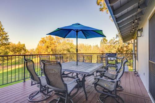 Groveland Home with Deck 2 Mi to Pine Mountain Lake — 4-Star Luxury Hotel in Groveland, United States