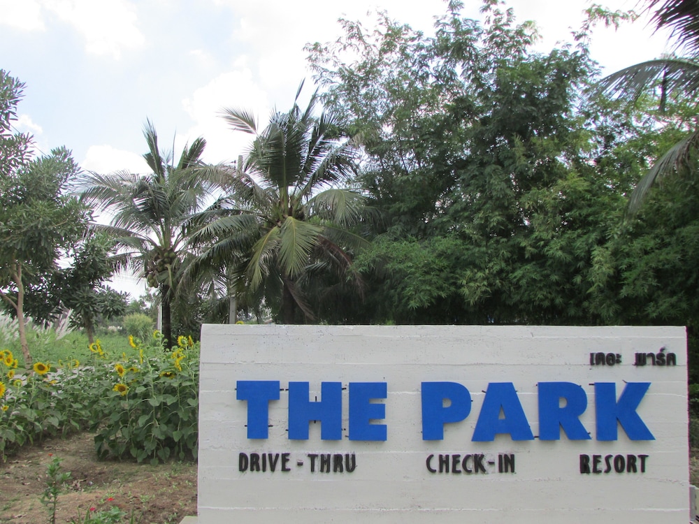 The Park Drive Thru Check In Resort — hotel in Thanyaburi