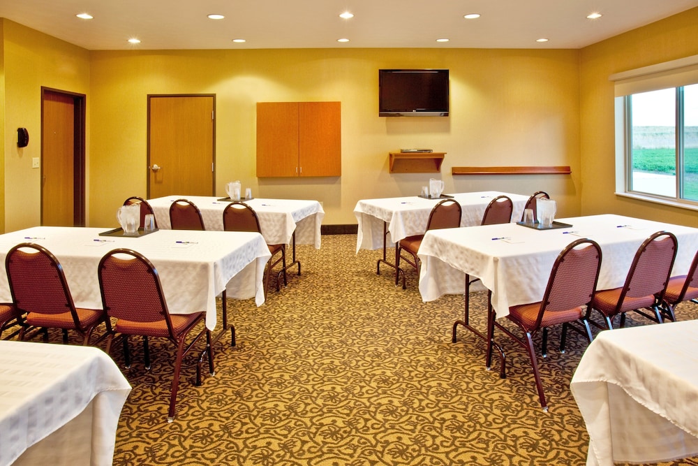 Holiday Inn Express & Suites Sheldon by IHG - photo 17