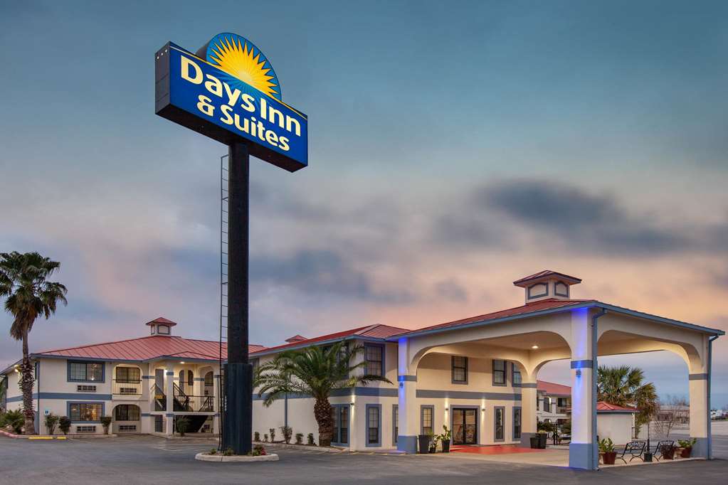 Days Inn & Suites by Wyndham Braunig Lake - photo 4
