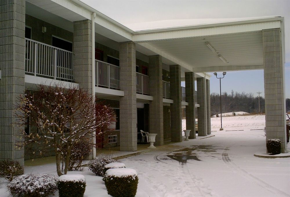 Campton Parkway Inn - photo 35