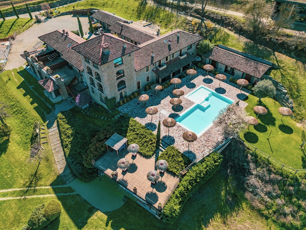 I Tre Poggi The Originals Relais — 4-Star Luxury Hotel in Canelli, Italy