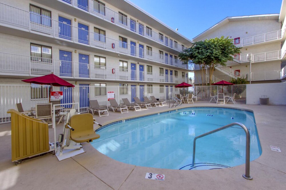 Phoenix Inn - carbon neutral hotel in Phoenix