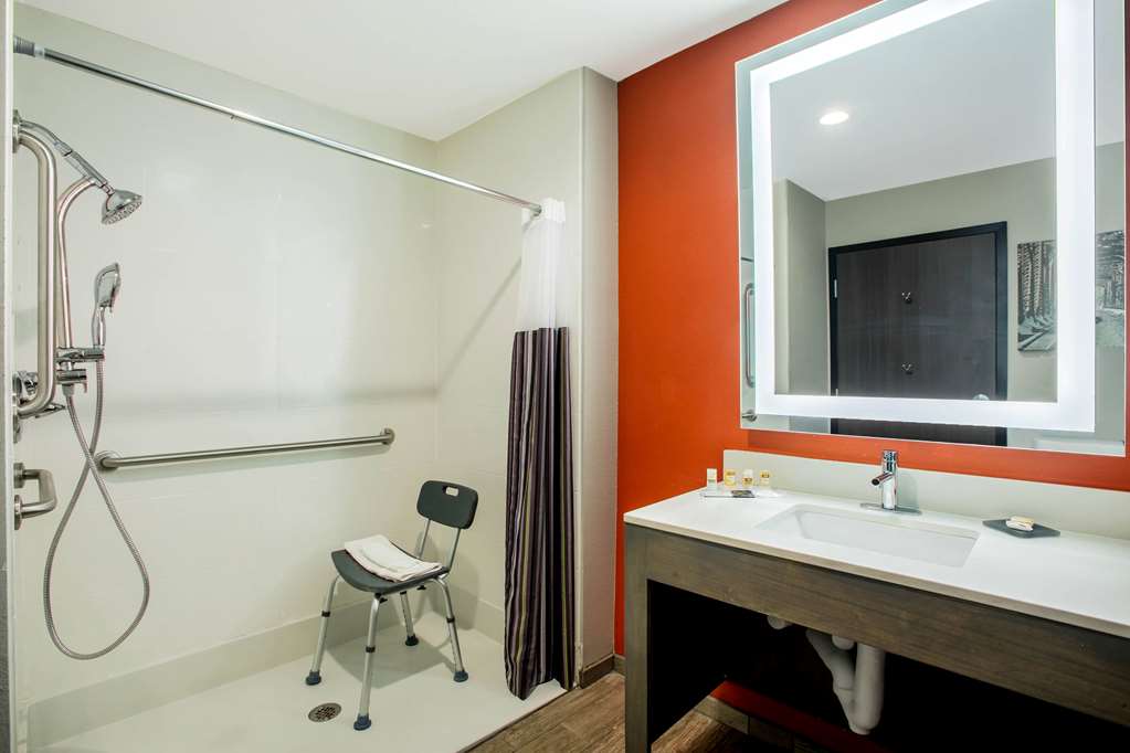 La Quinta Inn & Suites by Wyndham Pittsburg - photo 13