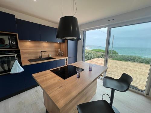 Le Bruit Des Vagues Sciotot — hotel in Les Pieux