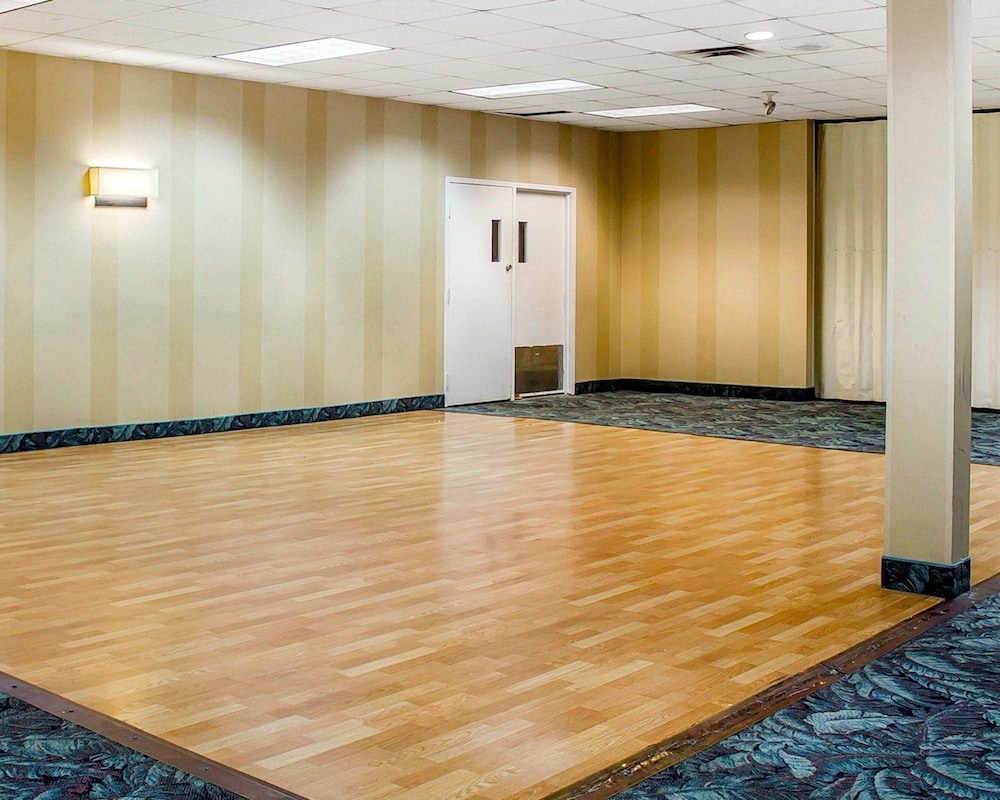 Wilkes Barre Inn and Suites - photo 9