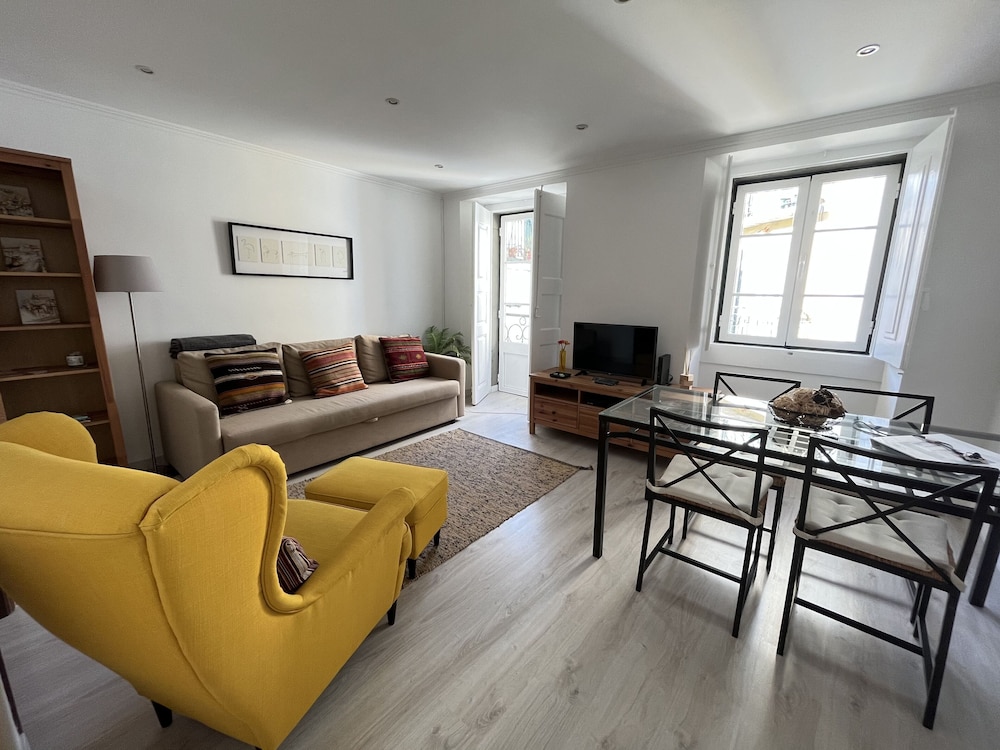 03 Nice Flat by Travessa do Pasteleiro — 4-Star Luxury Hotel in Lisbon, Portugal