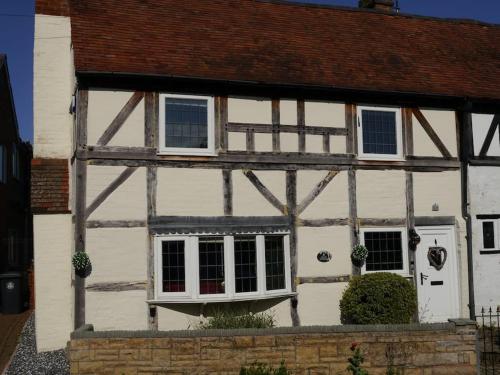 Lilac Cottage Sleeps 6 Hot Tub — 4-Star Luxury Hotel in Henley In Arden, United Kingdom