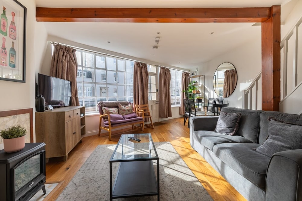 Bright & Quirky 3BD Home Wellington Terrace — 4-Star Luxury Hotel in Bristol, United Kingdom