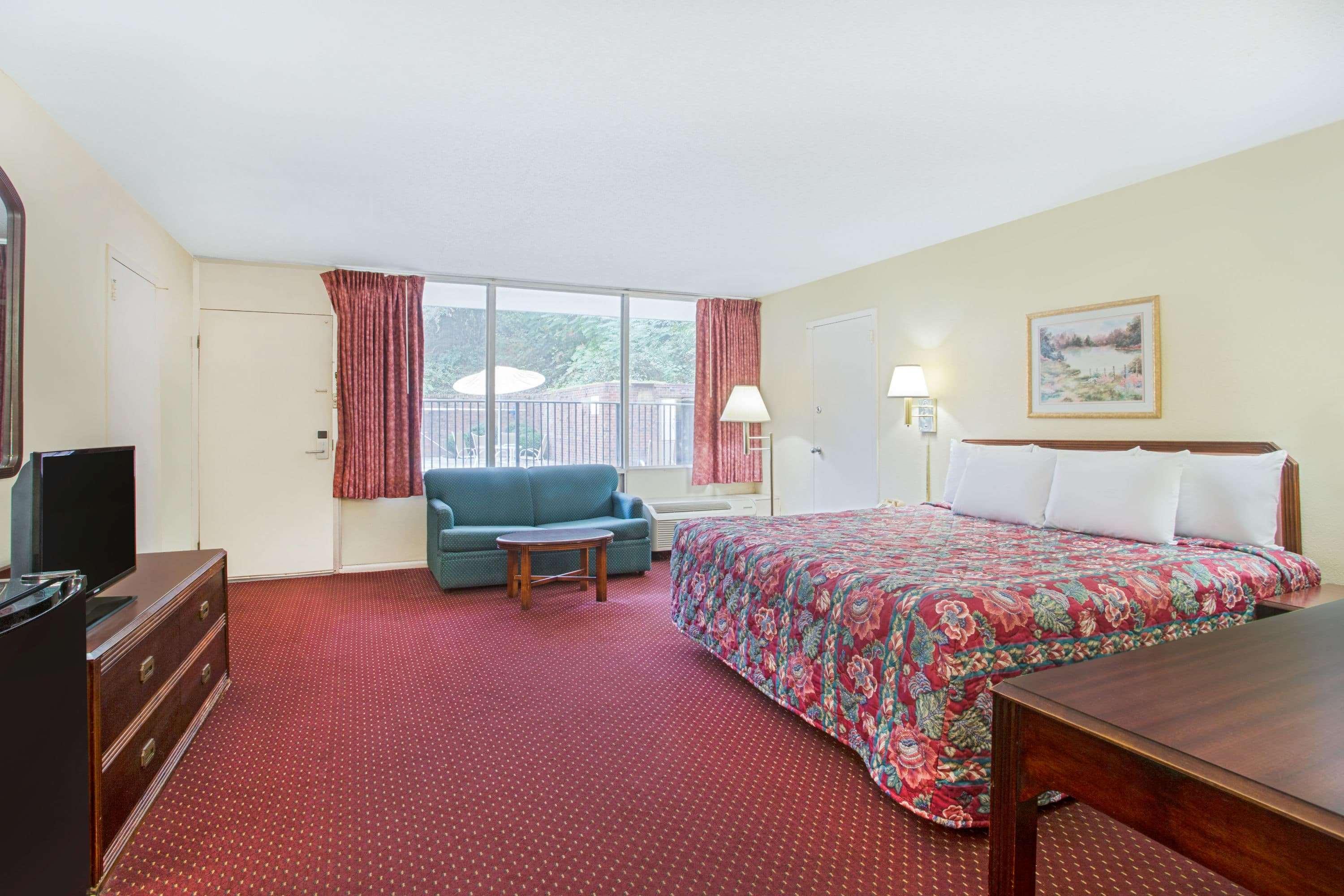 Bristol Parkway Inn - photo 12
