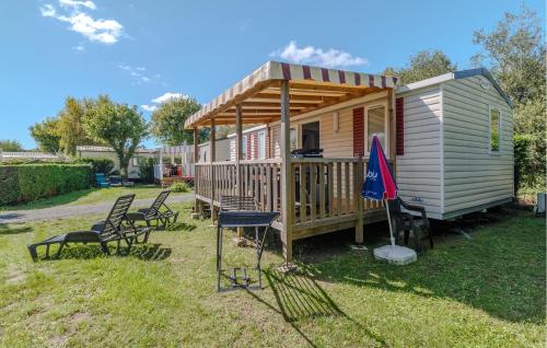 Pet Friendly StaCaravan In Les Mathes — hotel in Les Mathes