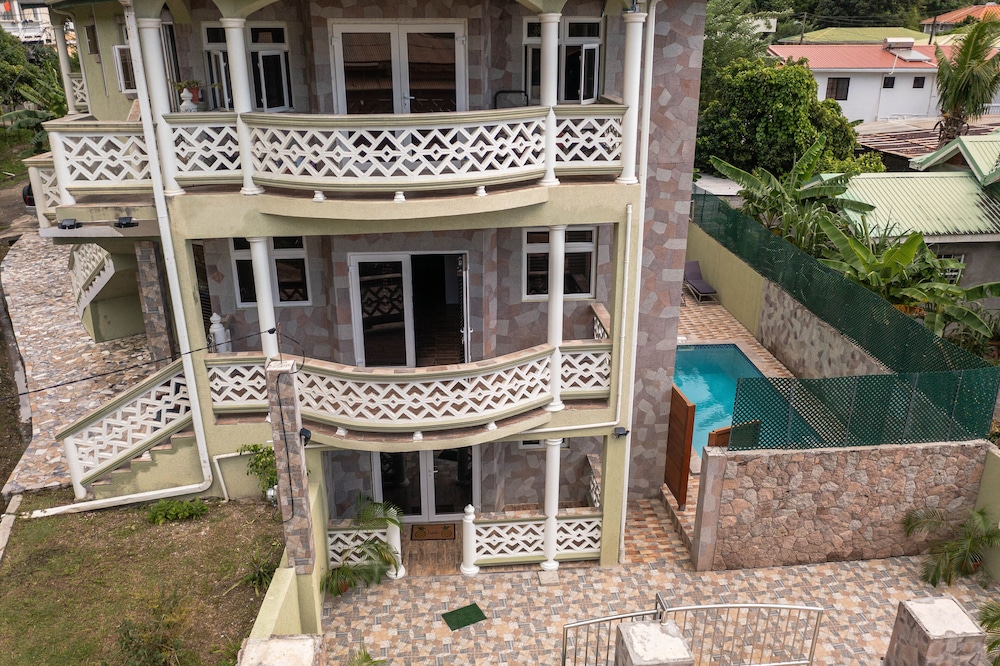 Topaz Apartment Villas Pool Side Piton v — 5-Star Luxury Hotel in Soufriere, Saint Lucia