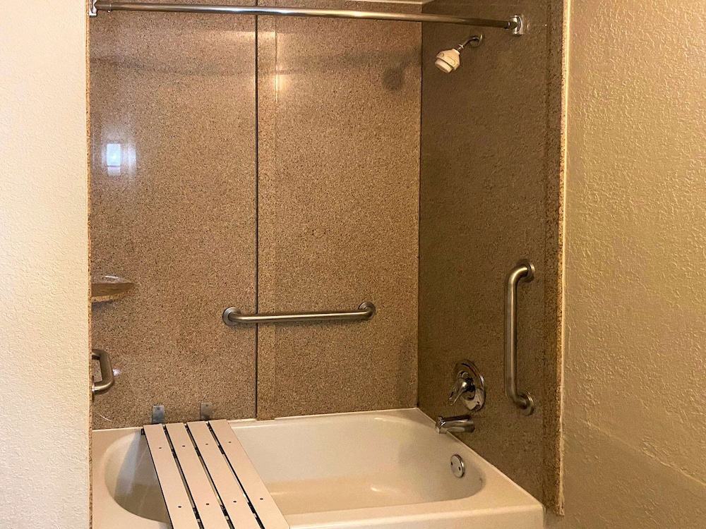 Clarion Pointe Independence Kansas City - photo 34