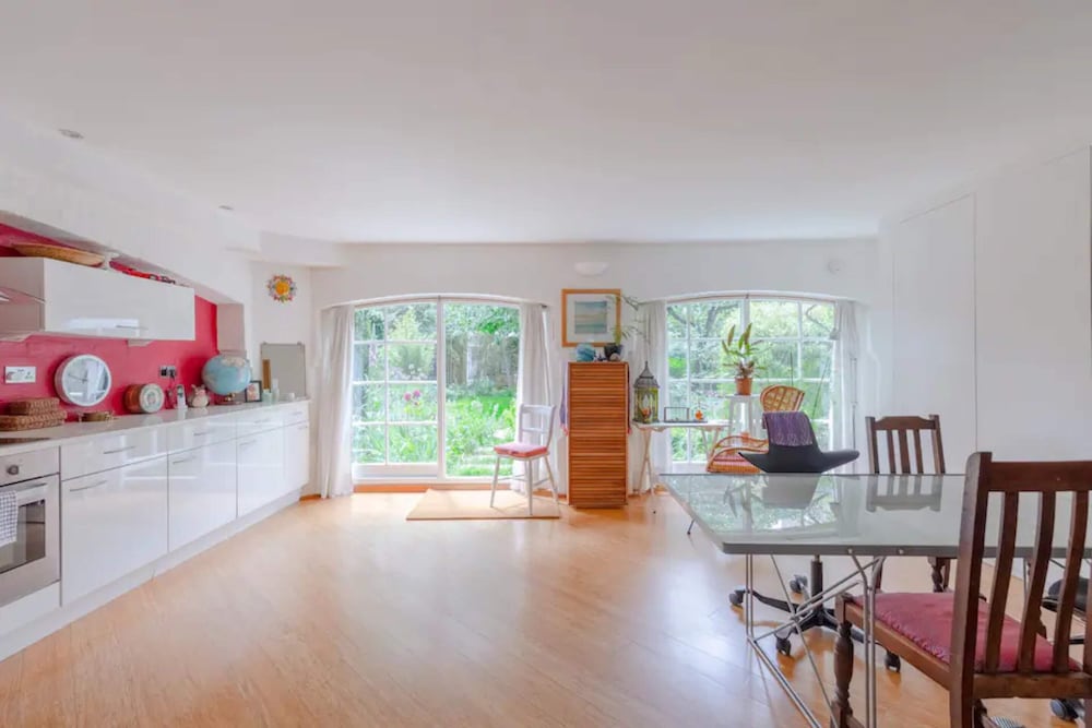 Vibrant 2BD Flat near London Bridge — 4-Star Luxury Hotel in London, United Kingdom