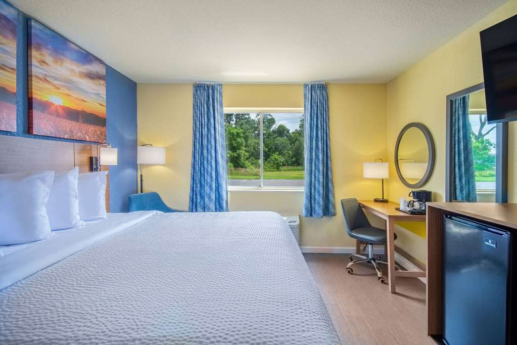 Days Inn by Wyndham Evansdale Waterloo - photo 15