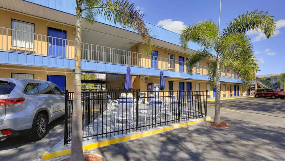 Magnuson Hotel Bradenton - photo 40